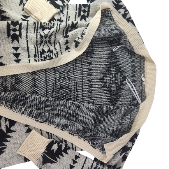 Love Culture Black and Cream Geometric Cardigan Open Front Medium Aztec Knit - Picture 6 of 10
